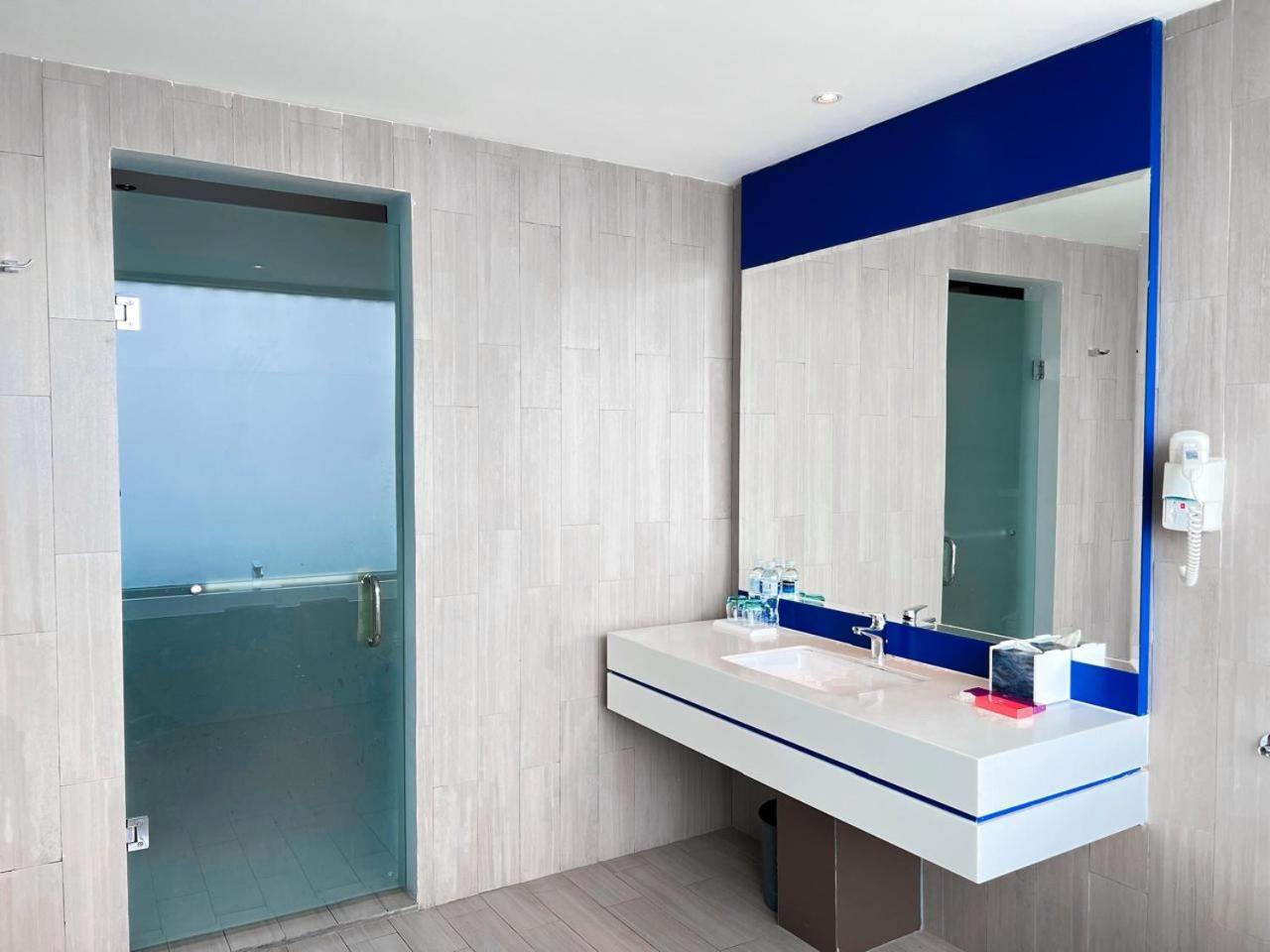 Готель Ibis Styles Batam Наґойя Екстер'єр фото